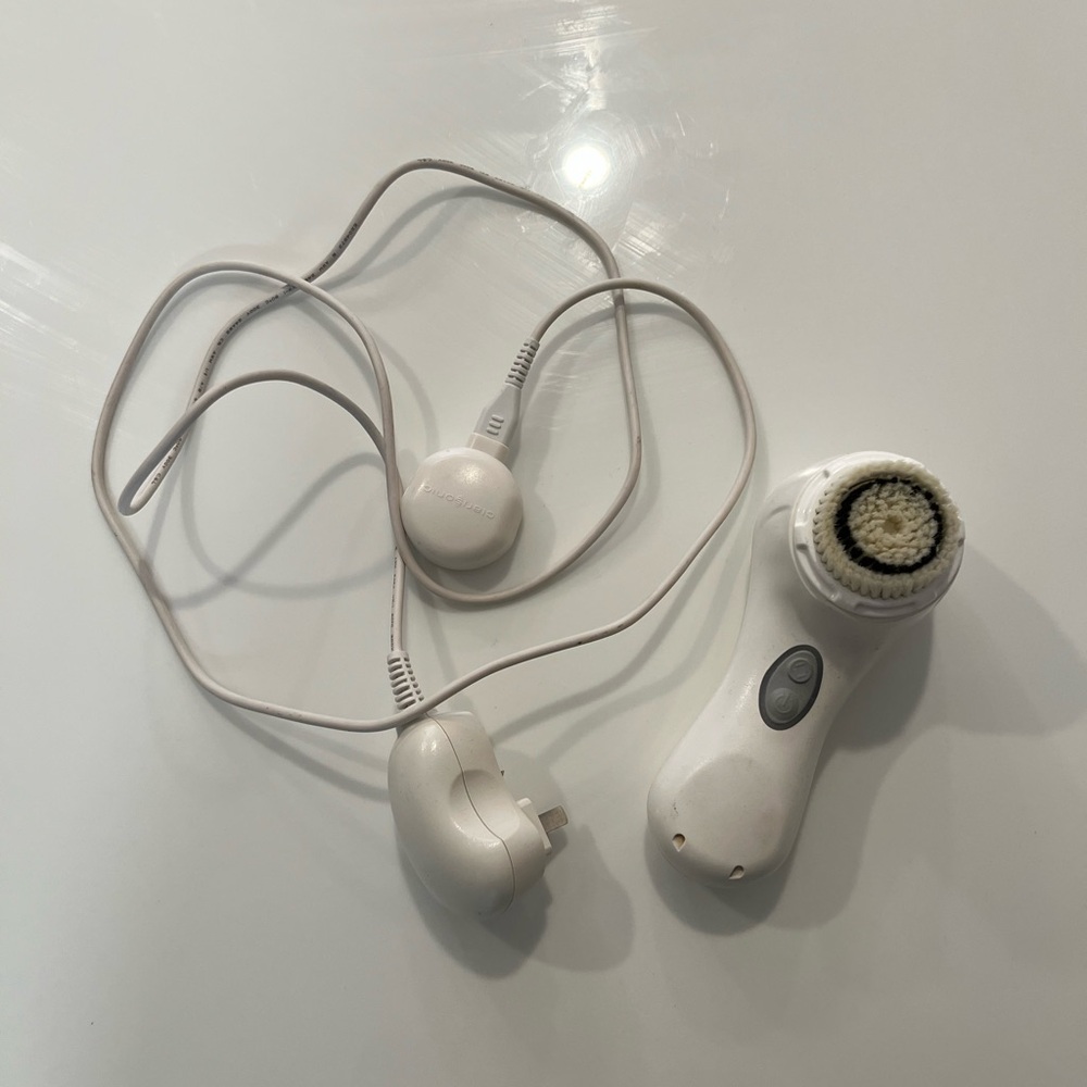 Clarisonic White Facial Cleansing Device with Charger